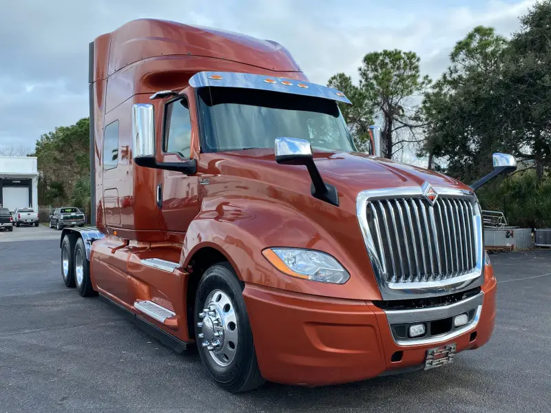 2018 International LT photo 7