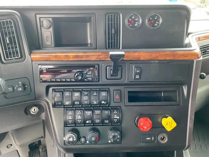 2018 International LT photo 2