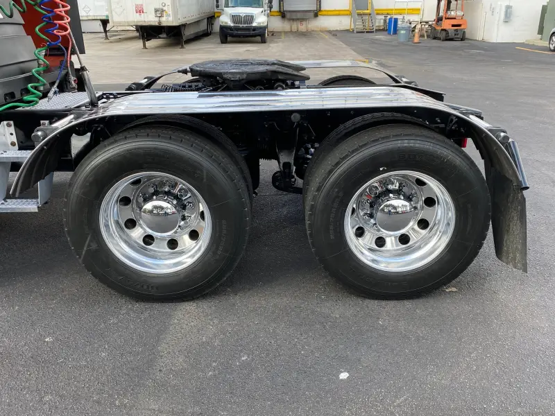 2018 International LT photo 10