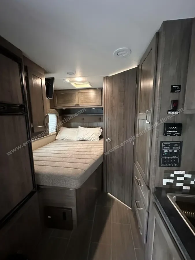 2018 Winnebago Spirit 25B photo 13