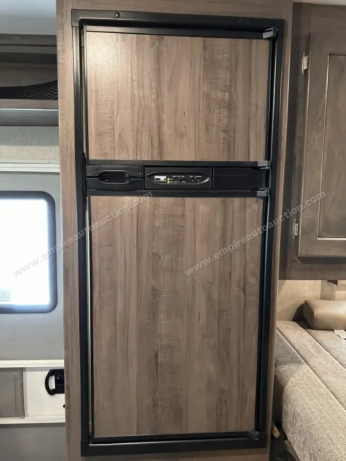 2018 Winnebago Spirit 25B photo 3