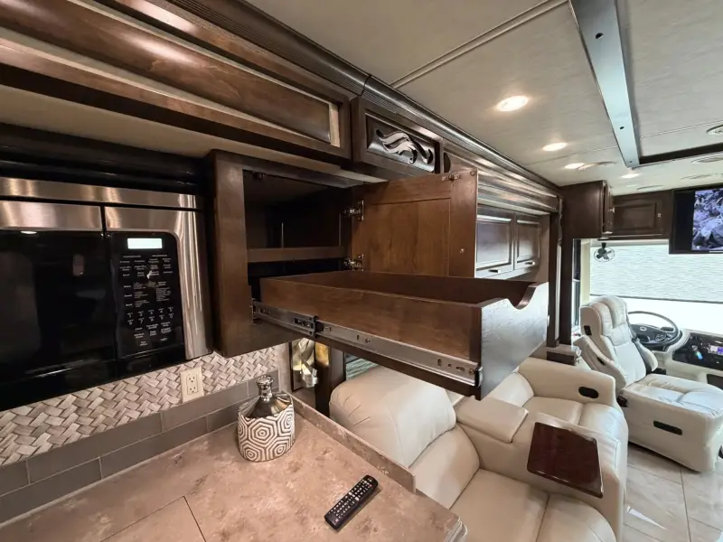 2018 Tiffin Phaeton 40IH photo 28