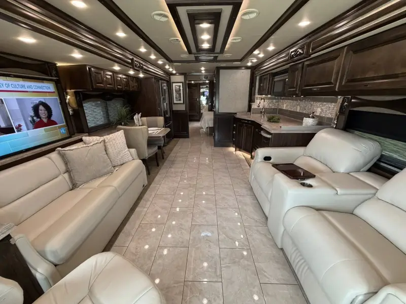 2018 Tiffin Phaeton 40IH photo 2