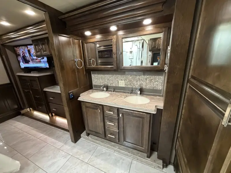 2018 Tiffin Phaeton 40IH photo 8