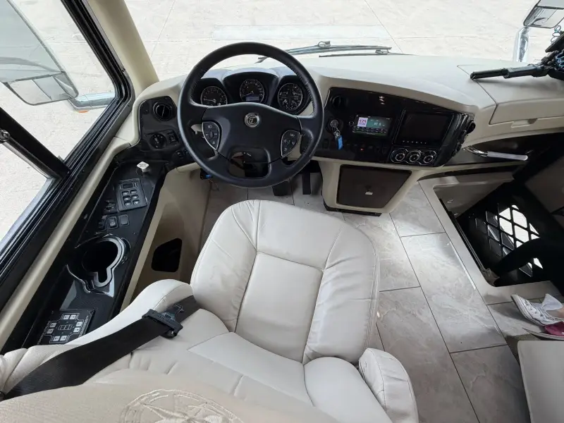 2018 Tiffin Phaeton 40IH photo 3