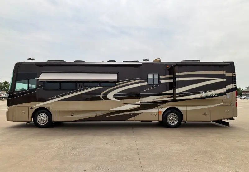 2011 Tiffin Phaeton 40QTH photo 6