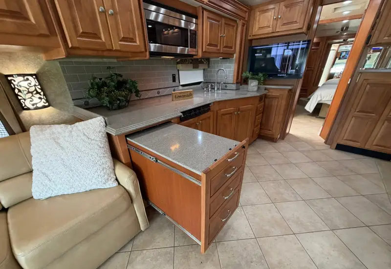 2011 Tiffin Phaeton 40QTH photo 23