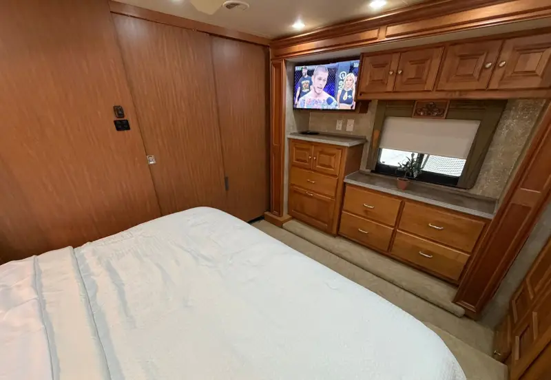 2011 Tiffin Phaeton 40QTH photo 31