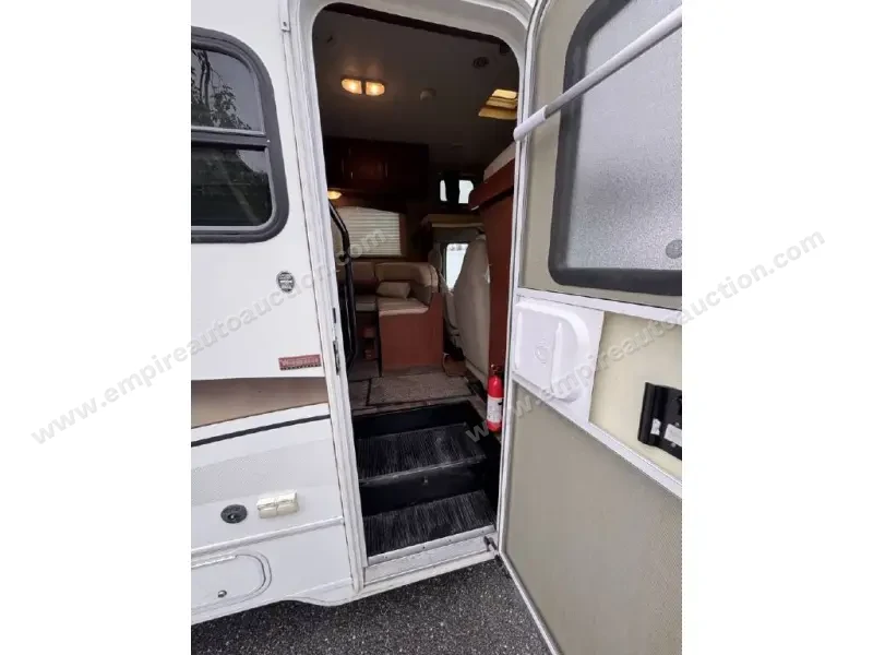 2015 Winnebago Minnie Winnie 22R photo 25
