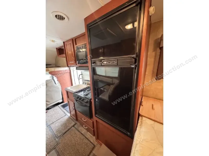 2015 Winnebago Minnie Winnie 22R photo 5