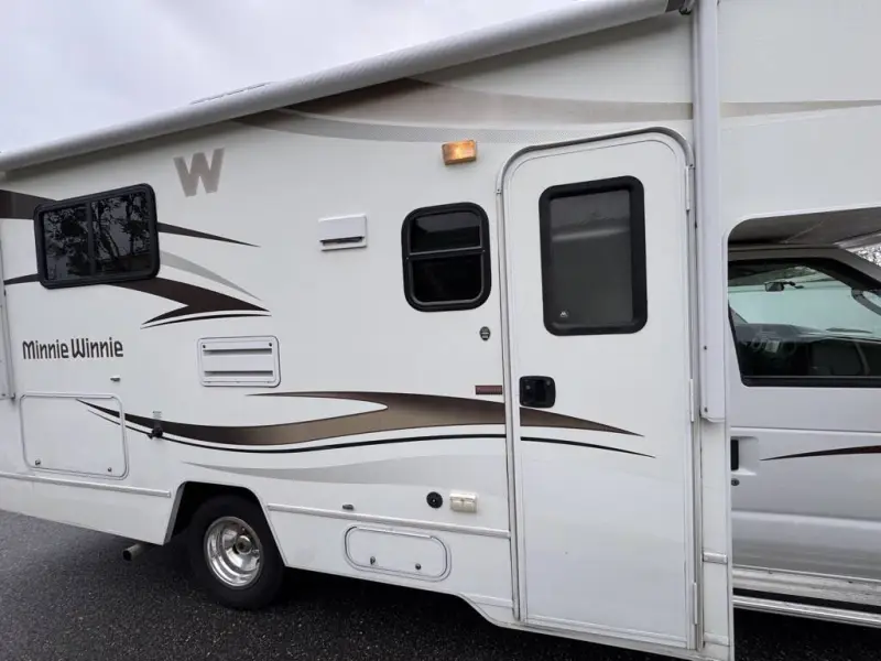 2015 Winnebago Minnie Winnie 22R photo 27
