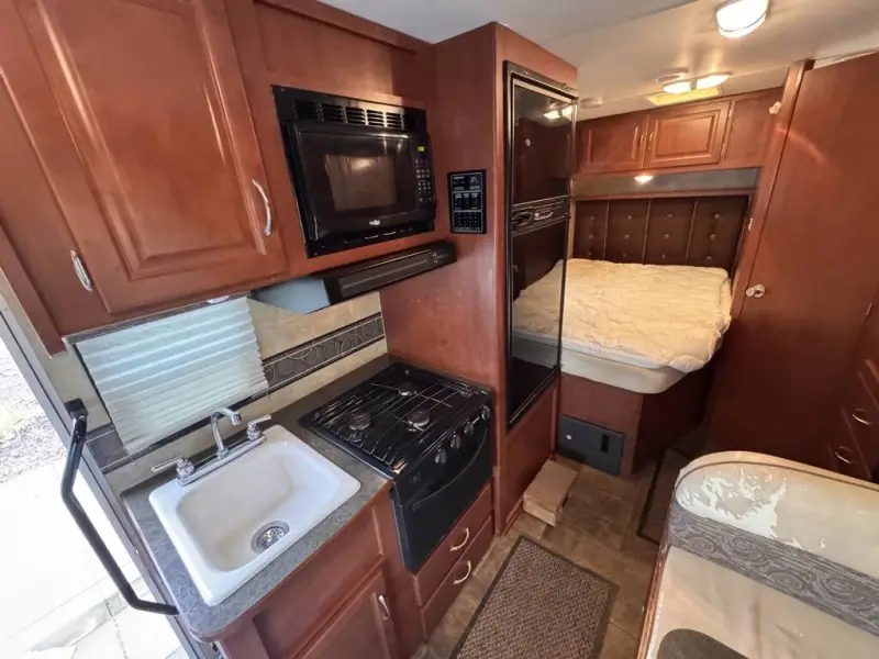 2015 Winnebago Minnie Winnie 22R photo 7