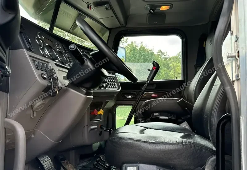 2021 Peterbilt 389 photo 32