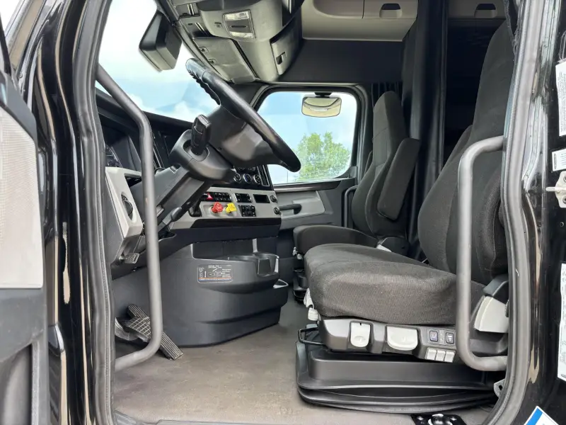 2021  Freightliner  CASCADIA 126 photo 16