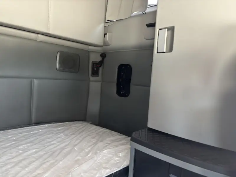 2022 Kenworth T680 Sleeper photo 8