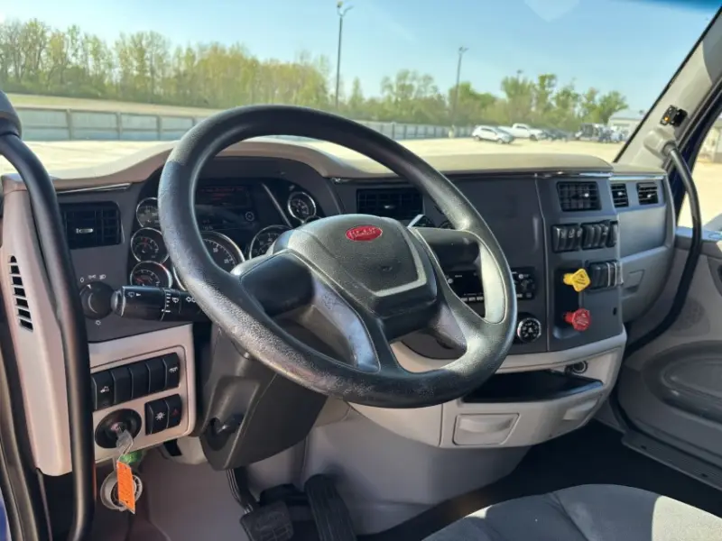 2022 Peterbilt 579 photo 15