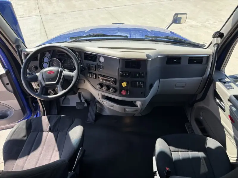 2022 Peterbilt 579 photo 17