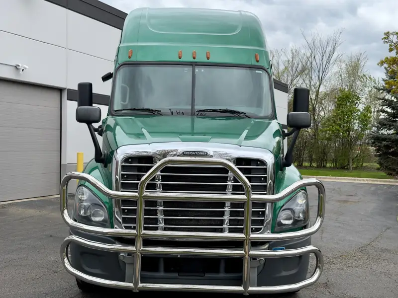 2018 Freightliner Cascadia 125 Evolution Sleeper photo 3