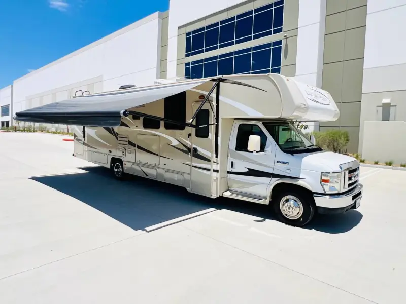 2014 Coachmen Leprechaun 319DS photo 18