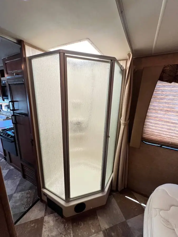 2014 Coachmen Leprechaun 319DS photo 11