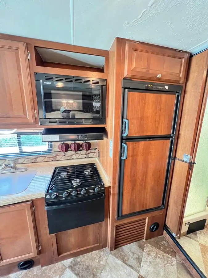 2014 Coachmen Leprechaun 319DS photo 23