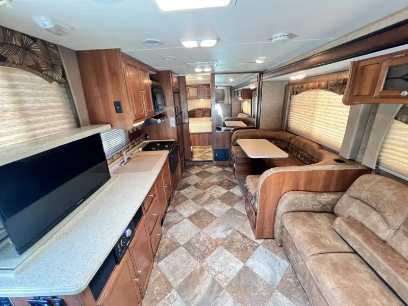 2014 Coachmen Leprechaun 319DS photo 21