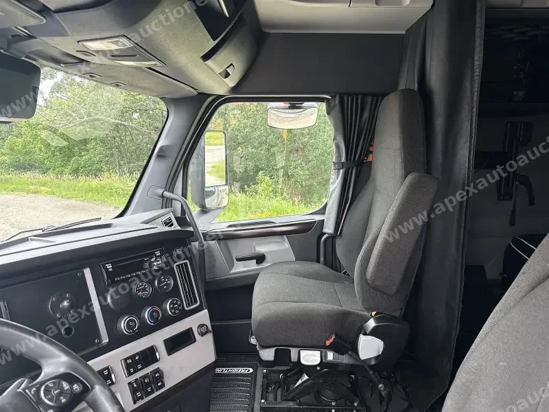 2022 Freightliner Cascadia 126 - Sleeper photo 7