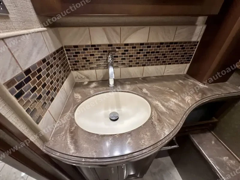 2015 American Revolution LE 42T Motorcoach photo 163