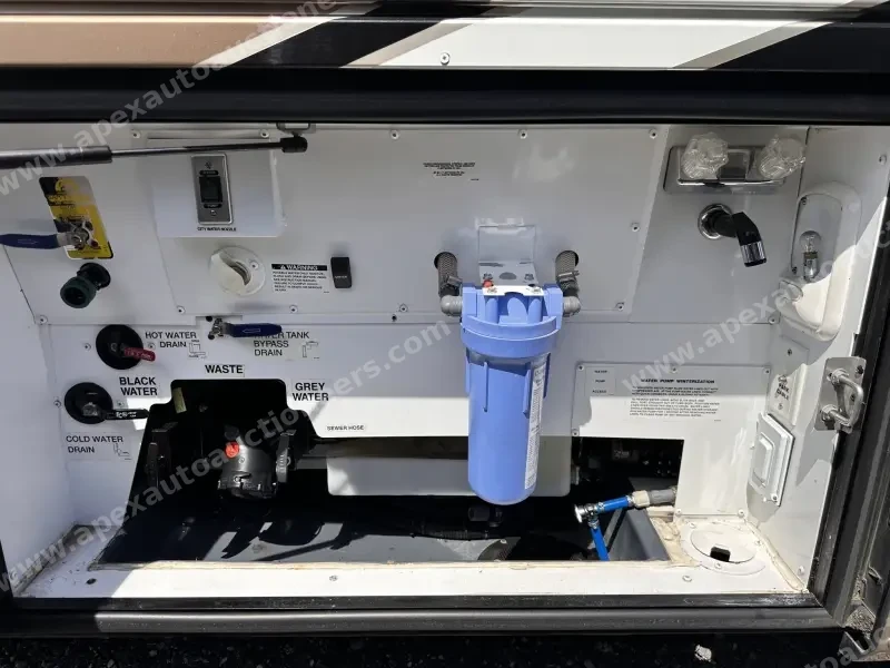 2015 American Revolution LE 42T Motorcoach photo 59