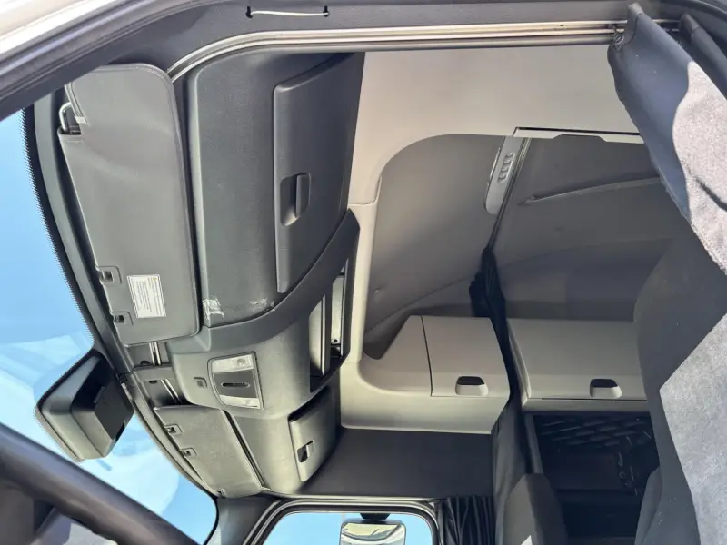 2021 Freightliner CASCADIA 126  - 455 HP photo 11