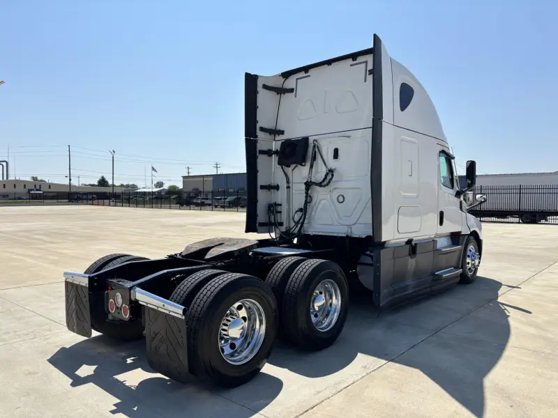 2021 Freightliner CASCADIA 126  - 455 HP photo 4