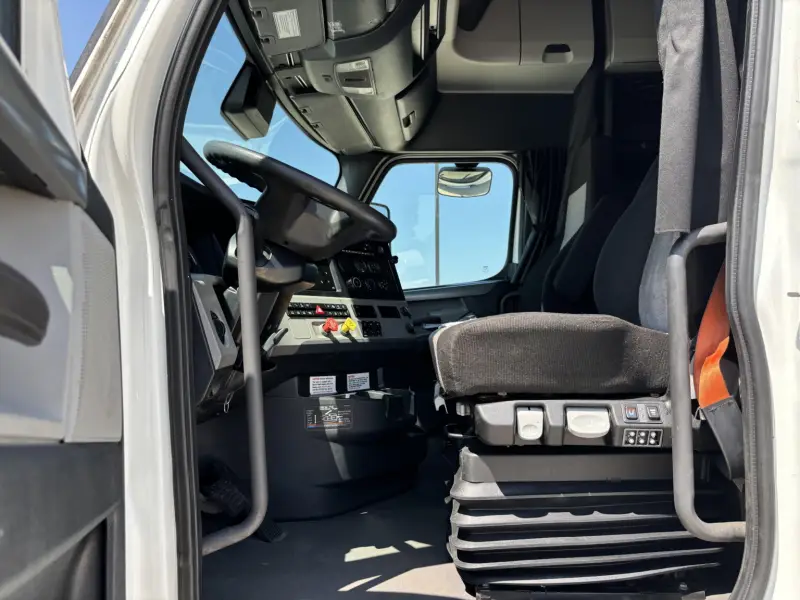 2021 Freightliner CASCADIA 126  - 455 HP photo 10