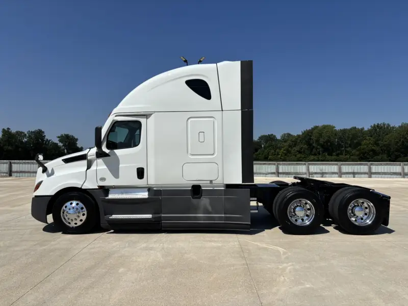 2021 Freightliner CASCADIA 126  - 455 HP photo 2