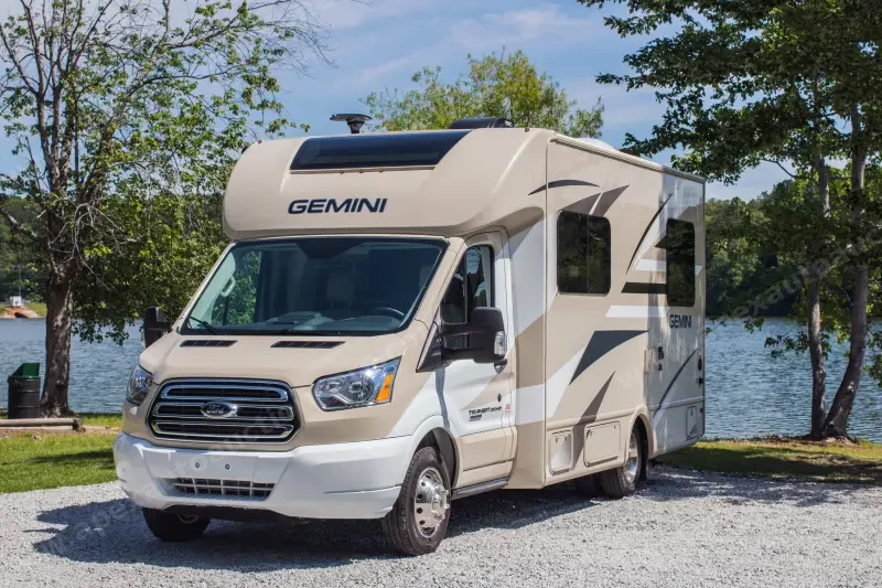 2018 Gemini 23TR by Thor Motor Coach photo 2