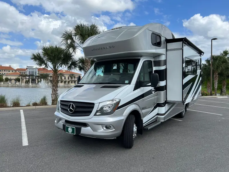 2018 Winnebago Navion 24J photo 32