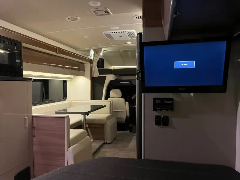 2018 Winnebago Navion 24J photo 17