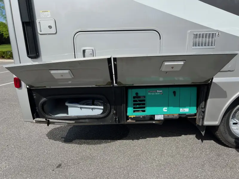 2018 Winnebago Navion 24J photo 10
