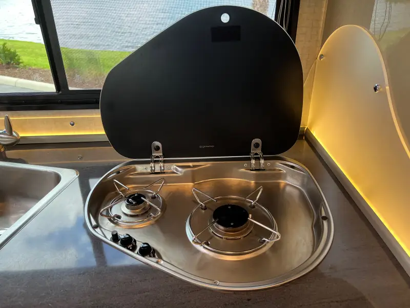 2018 Winnebago Navion 24J photo 18