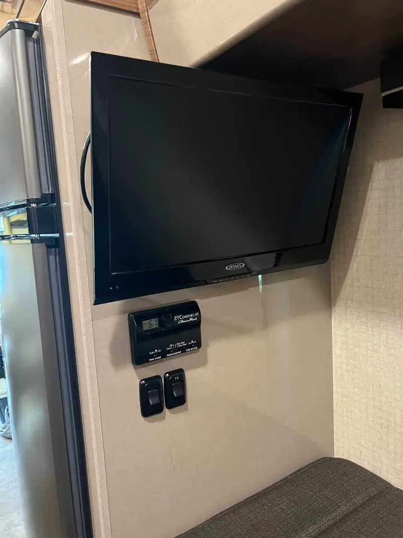 2018 Winnebago Navion 24J photo 16