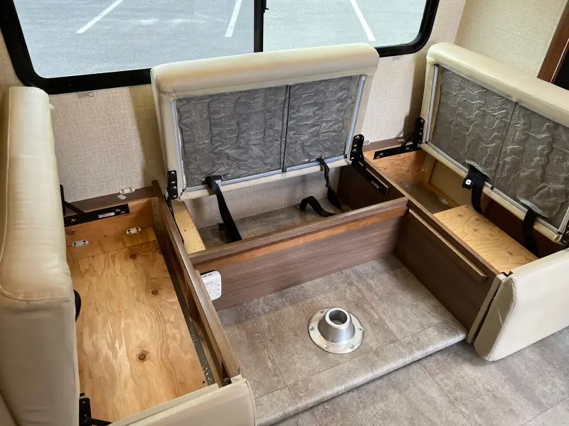 2018 Winnebago Navion 24J photo 2