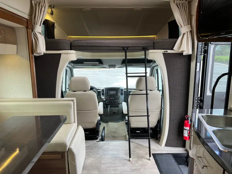 2018 Winnebago Navion 24J photo 8