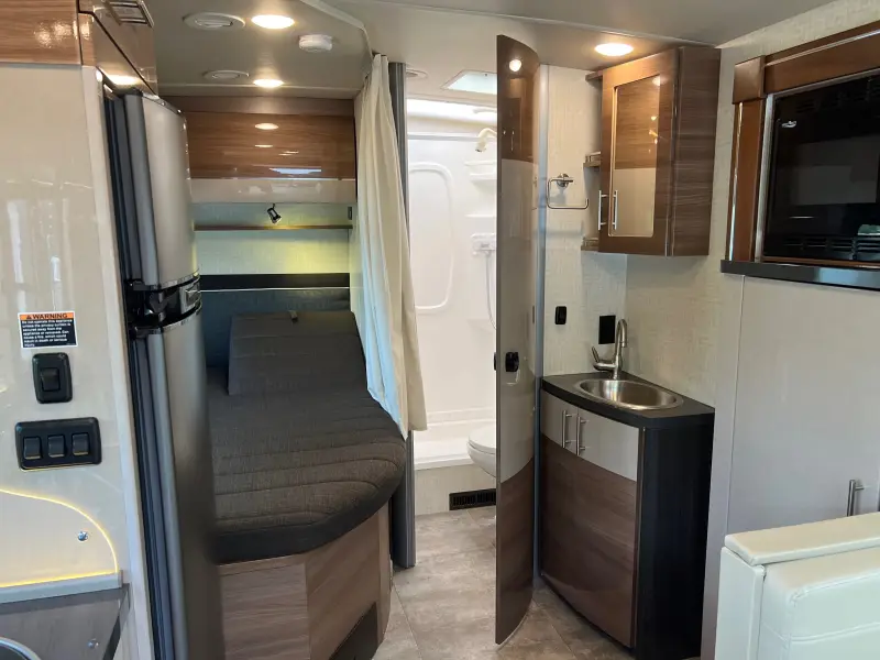 2018 Winnebago Navion 24J photo 7