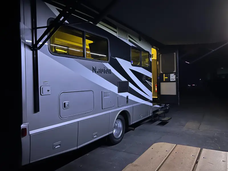 2018 Winnebago Navion 24J photo 6