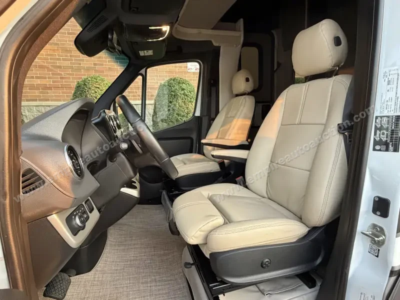 2021 Thor Motor Coach Tiburon 24TT photo 38