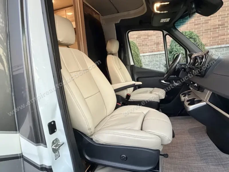 2021 Thor Motor Coach Tiburon 24TT photo 43