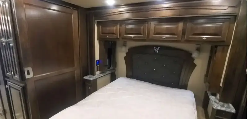 2016 Tiffin Phaeton 40 QKH photo 3