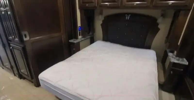 2016 Tiffin Phaeton 40 QKH photo 5