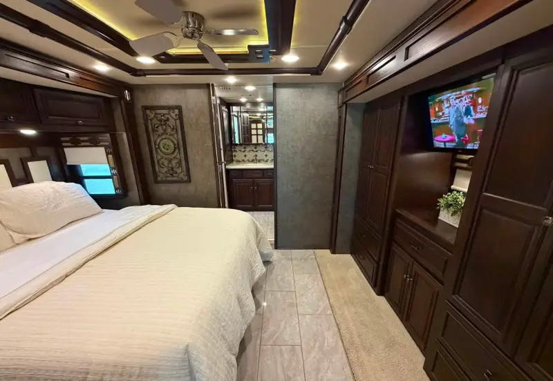 2016 Winnebago Tour 42QD photo 37