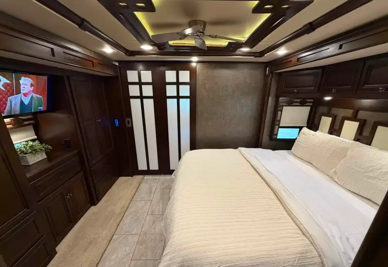 2016 Winnebago Tour 42QD photo 43