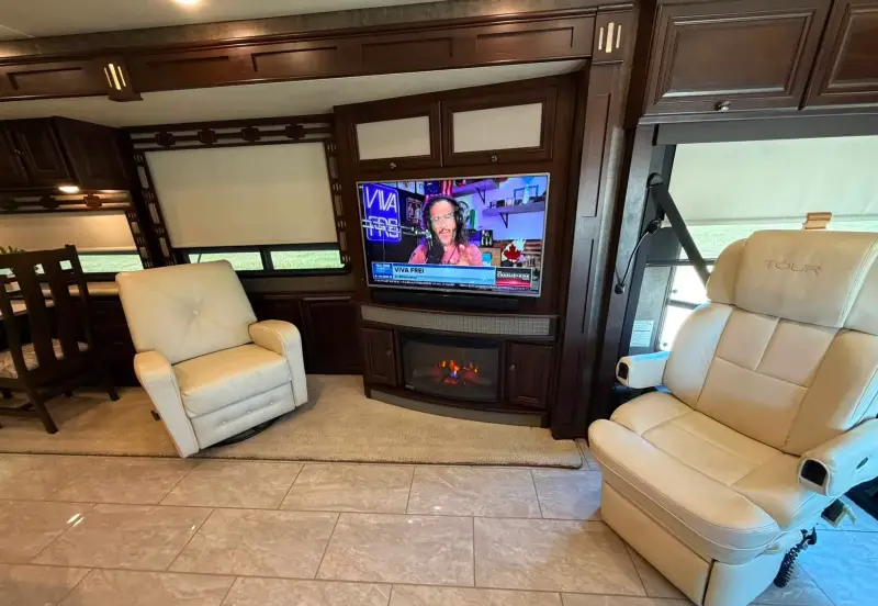 2016 Winnebago Tour 42QD photo 26